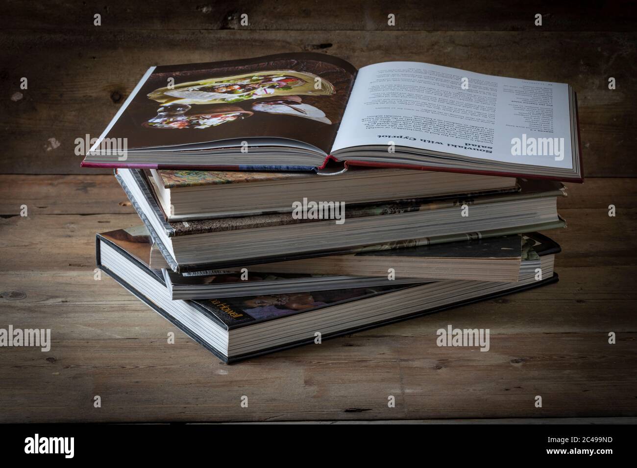 Une petite pile de livres à livre rigide Banque D'Images