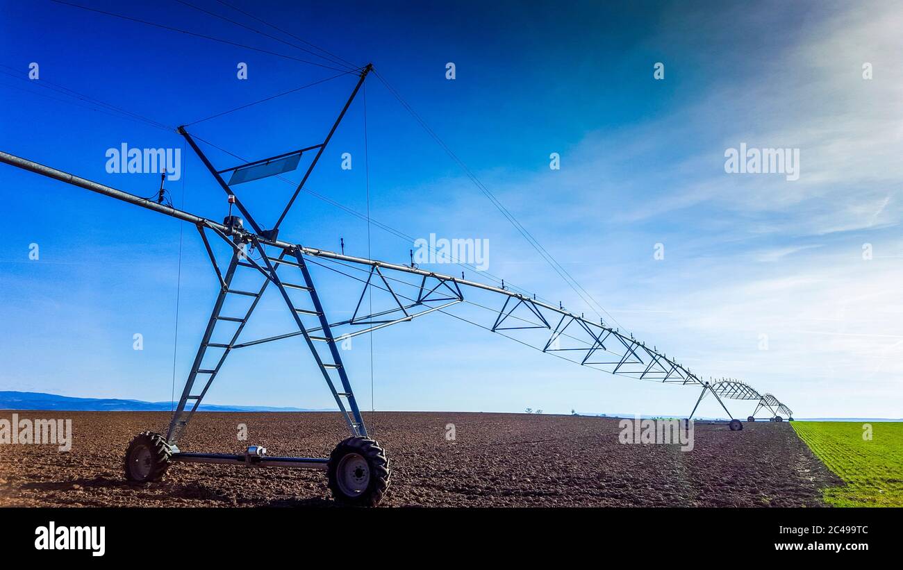 Système d'arrosage agricole, Puy de Dome, Auvergne-Rhône-Alpes. France Banque D'Images