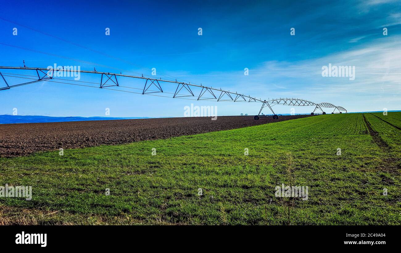 Système d'arrosage agricole, Puy de Dome, Auvergne-Rhône-Alpes. France Banque D'Images