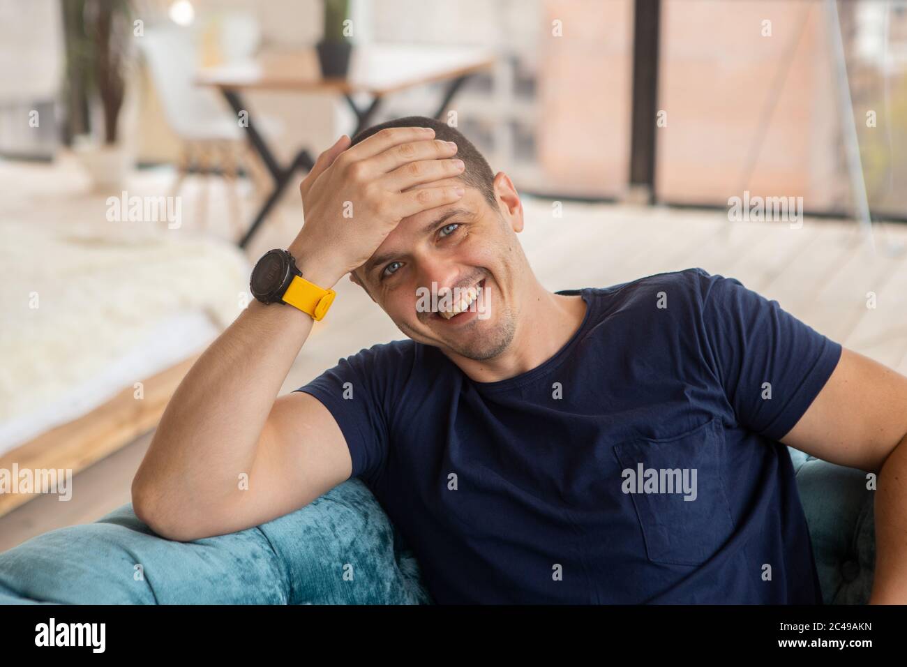 Portrait de l'homme à la caméra en souriant et Banque D'Images