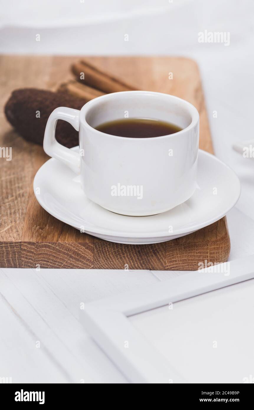 Tasse de café noire avec anis, cinnamnon et bonbons au chocolat sur fond de bois Banque D'Images
