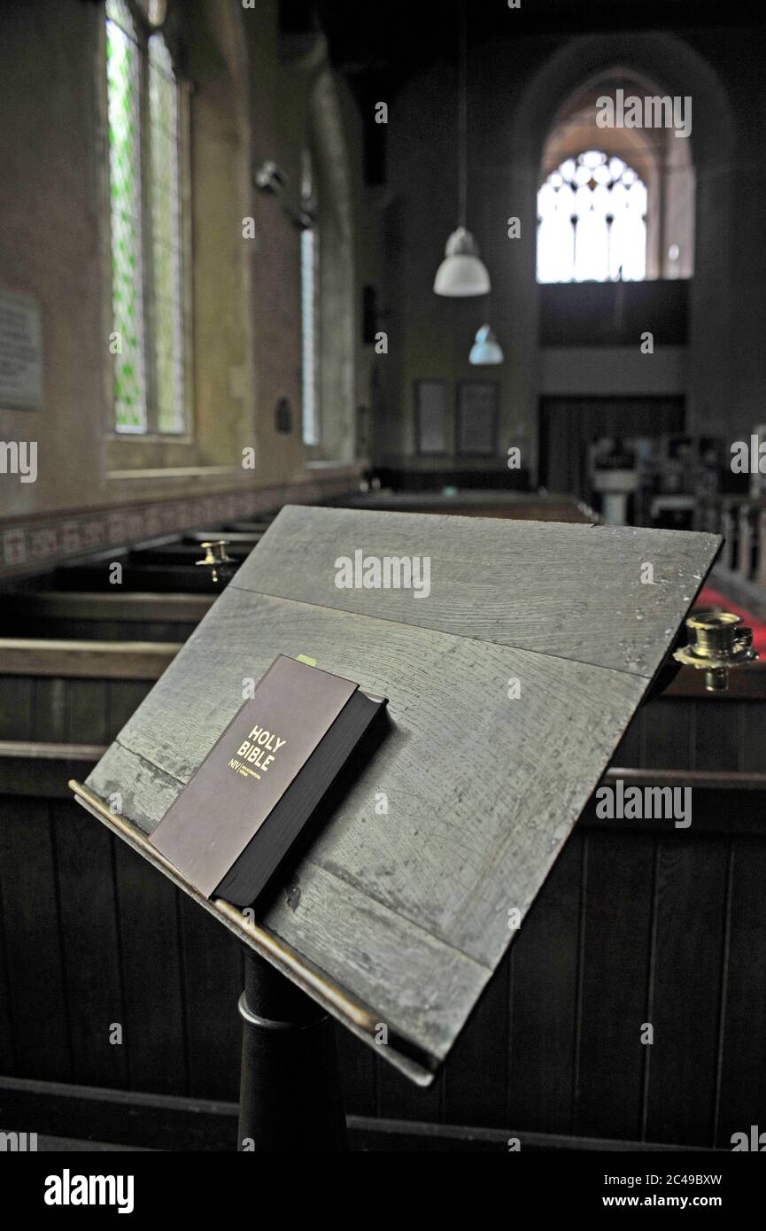 bible sur la simple lutrin naïve norfolk église norfolk angleterre Banque D'Images