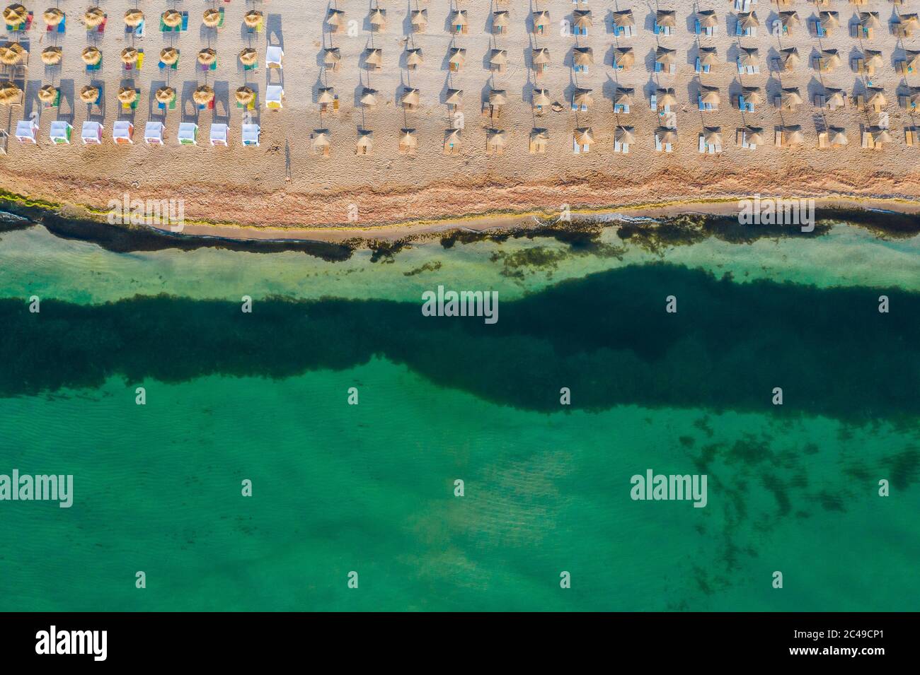 Vama Veche, Roumanie. Vue aérienne de la plage de Vama Veche avec parasols sur la mer Noire. Banque D'Images