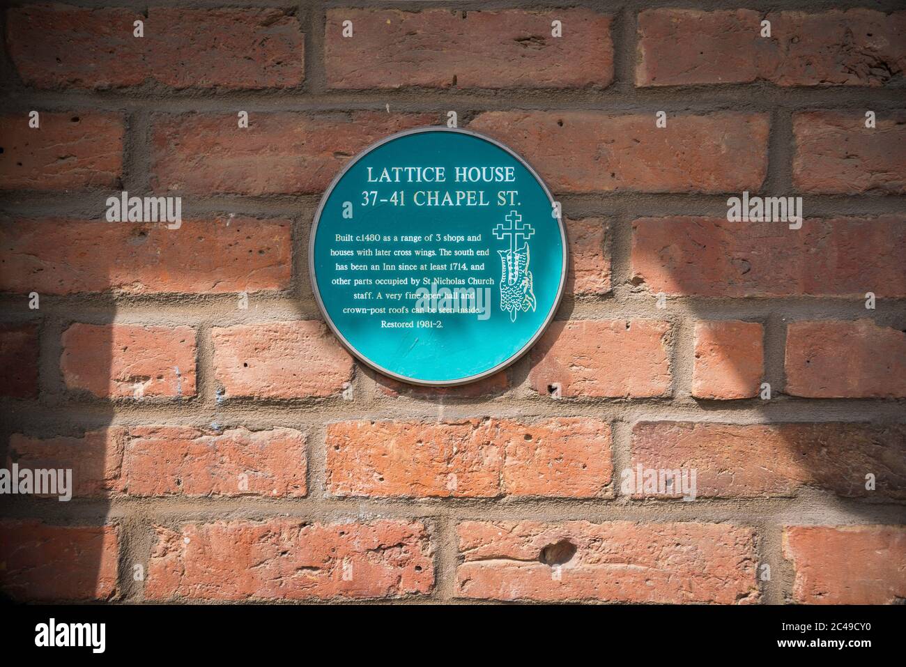 Lattice House Kings Lynn, vue d'une plaque d'information sur le mur de Lattice House, une auberge du XVe siècle située dans Chapel Street à King's Lynn, Royaume-Uni Banque D'Images