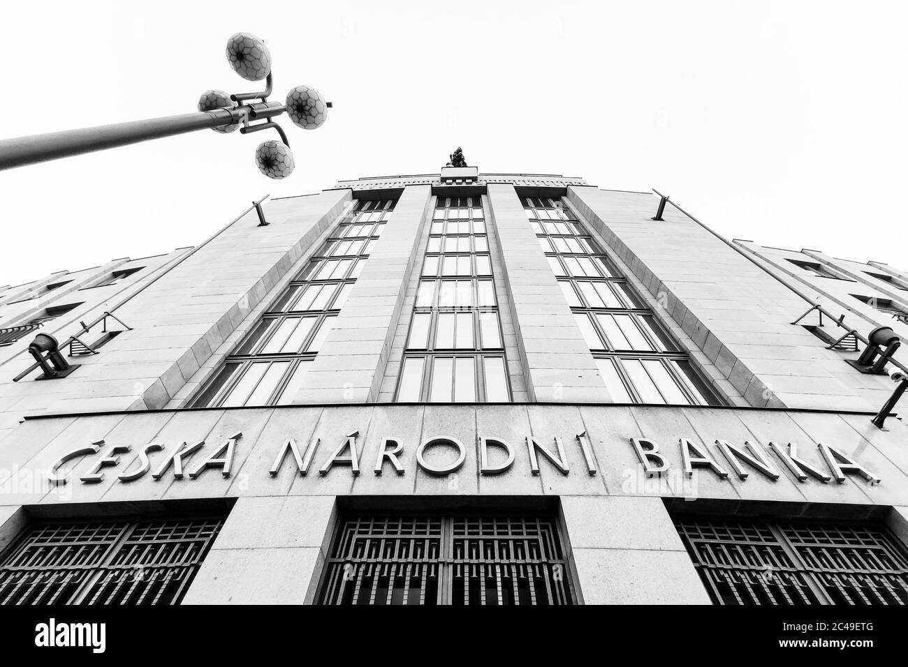 PRAGUE, RÉPUBLIQUE TCHÈQUE - 28 AOÛT 2018 : Banque nationale tchèque, CNB, banque centrale et superviseur du marché financier. Siège social à Prague, République tchèque. Image en noir et blanc. Banque D'Images