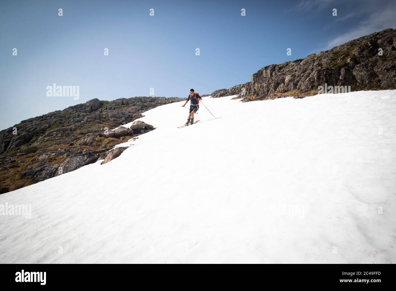 Andy Meldrum, propriétaire du Glencoe Mountain Resort, enchaîne certaines des pistes de neige restantes sur les pistes de Meall a'Bhuiridh à Glencoe, car jeudi pourrait être le jour le plus chaud de l'année au Royaume-Uni avec des températures brûlants qui devraient augmenter encore davantage. Banque D'Images