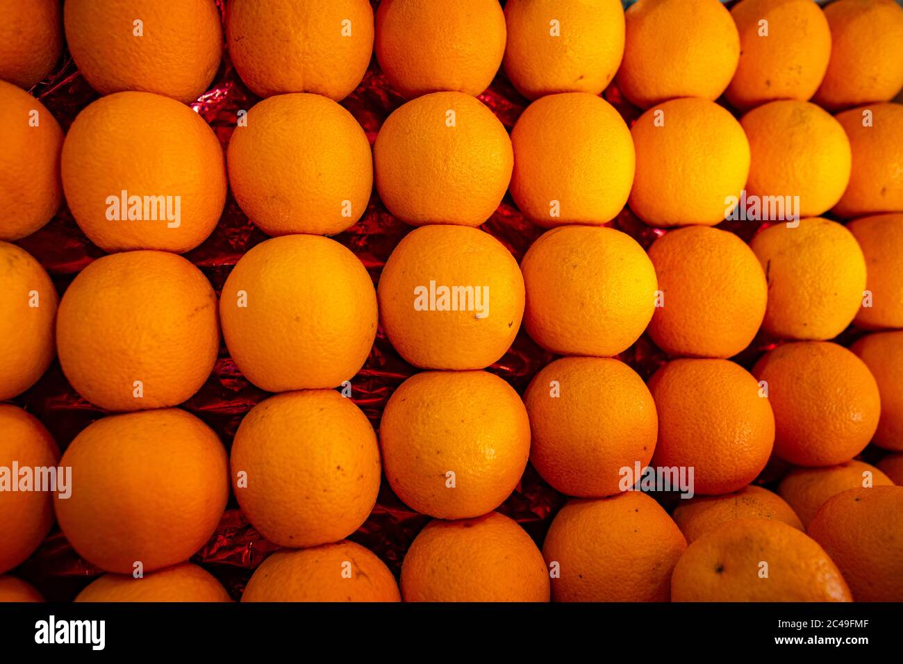 Orange joliment arrangé sur le marché pour la vente. Les agrumes sont une source très riche de vitamine A et de vitamine C qui aide à la perte de poids et à stimuler le système immunitaire. Banque D'Images