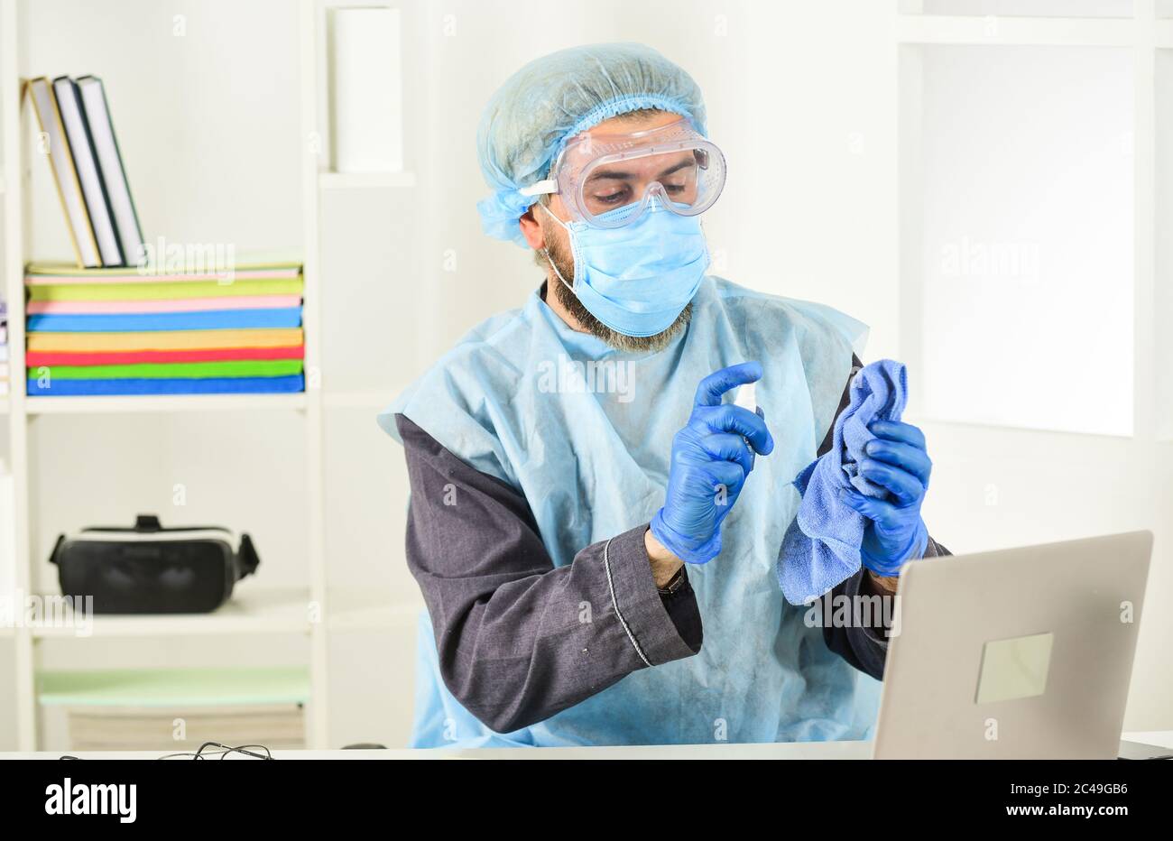 combattre ensemble. travail à distance avec désinfectant pour les mains et respirateur. solution contre la propagation du virus pour les employés en quarantaine. Travailler à la maison sur la serrure. Épidémie de coronavirus. Distanciation sociale. Banque D'Images