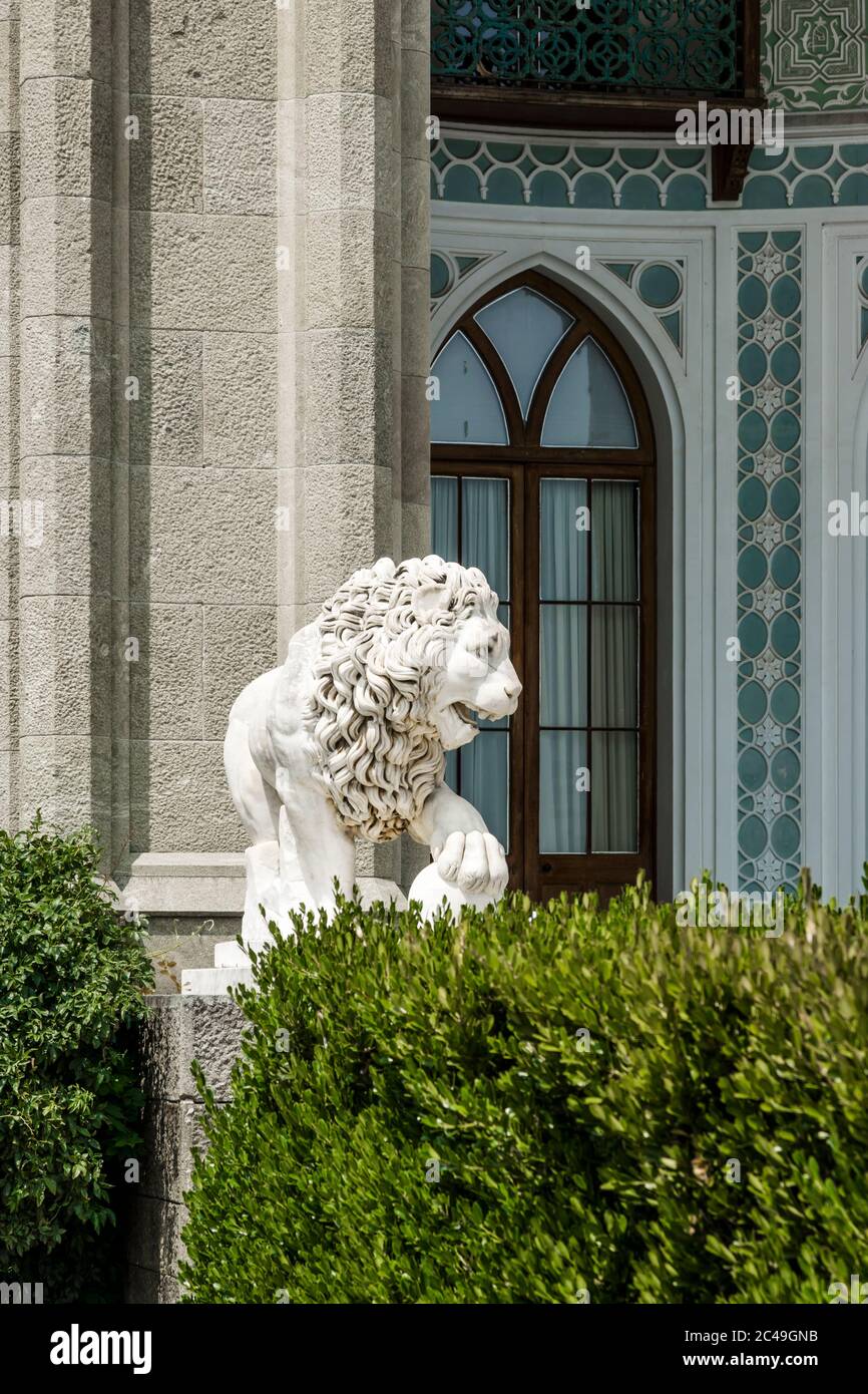 Sculpture d'un lion dans le palais Vorontsov, Alupka, Crimée Banque D'Images