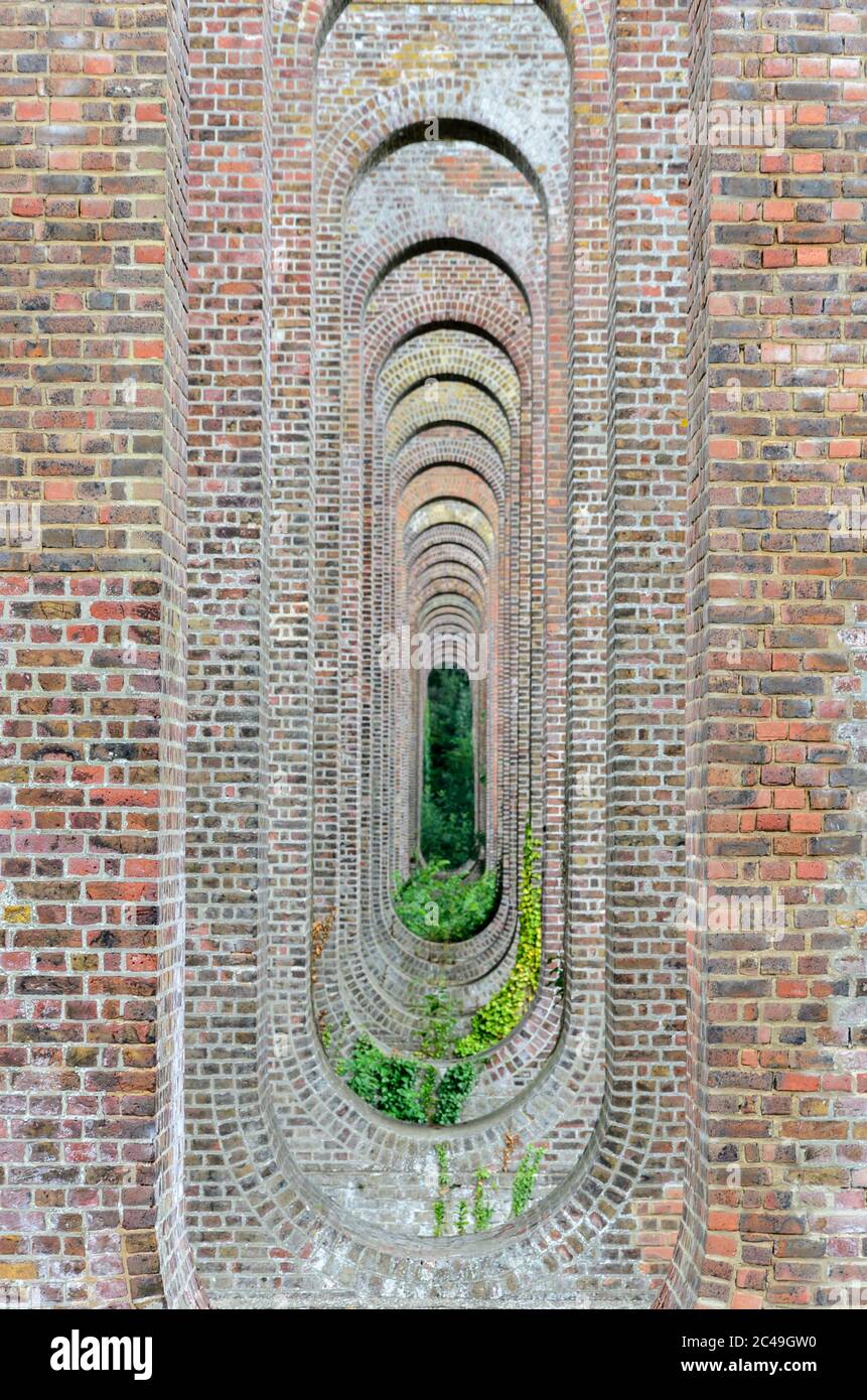 Chappel, Essex, 21/07/2014 le viaduc de Chappel, construit en briques, est un viaduc ferroviaire qui traverse la rivière Colne dans la vallée de Colne, dans l'Essex, en Angleterre. JE Banque D'Images