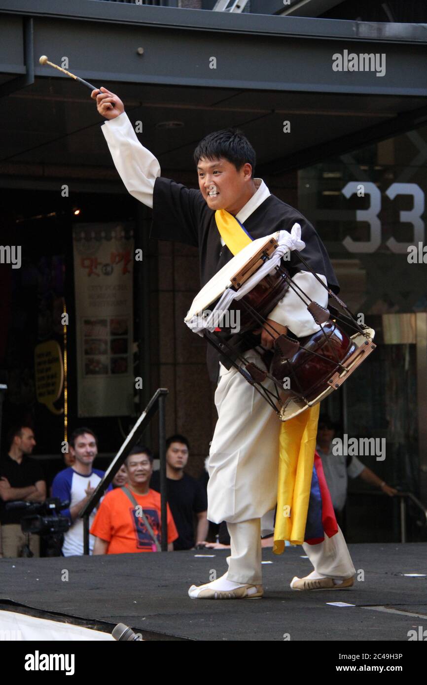 Le public a pris le même rythme que le batteur coréen au Sydney Koretown Festival à Pitt Street. Banque D'Images