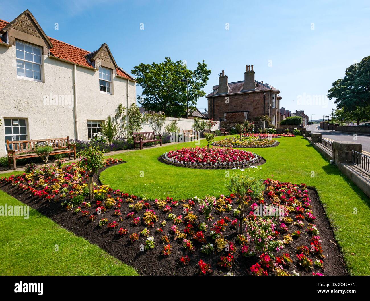 North Berwick, East Lothian, Écosse, Royaume-Uni, 25 juin 2020. Météo au Royaume-Uni : un jour d'été chaud et ensoleillé mais personne dans le jardin du mémorial de guerre pour profiter des fleurs d'été colorées Banque D'Images