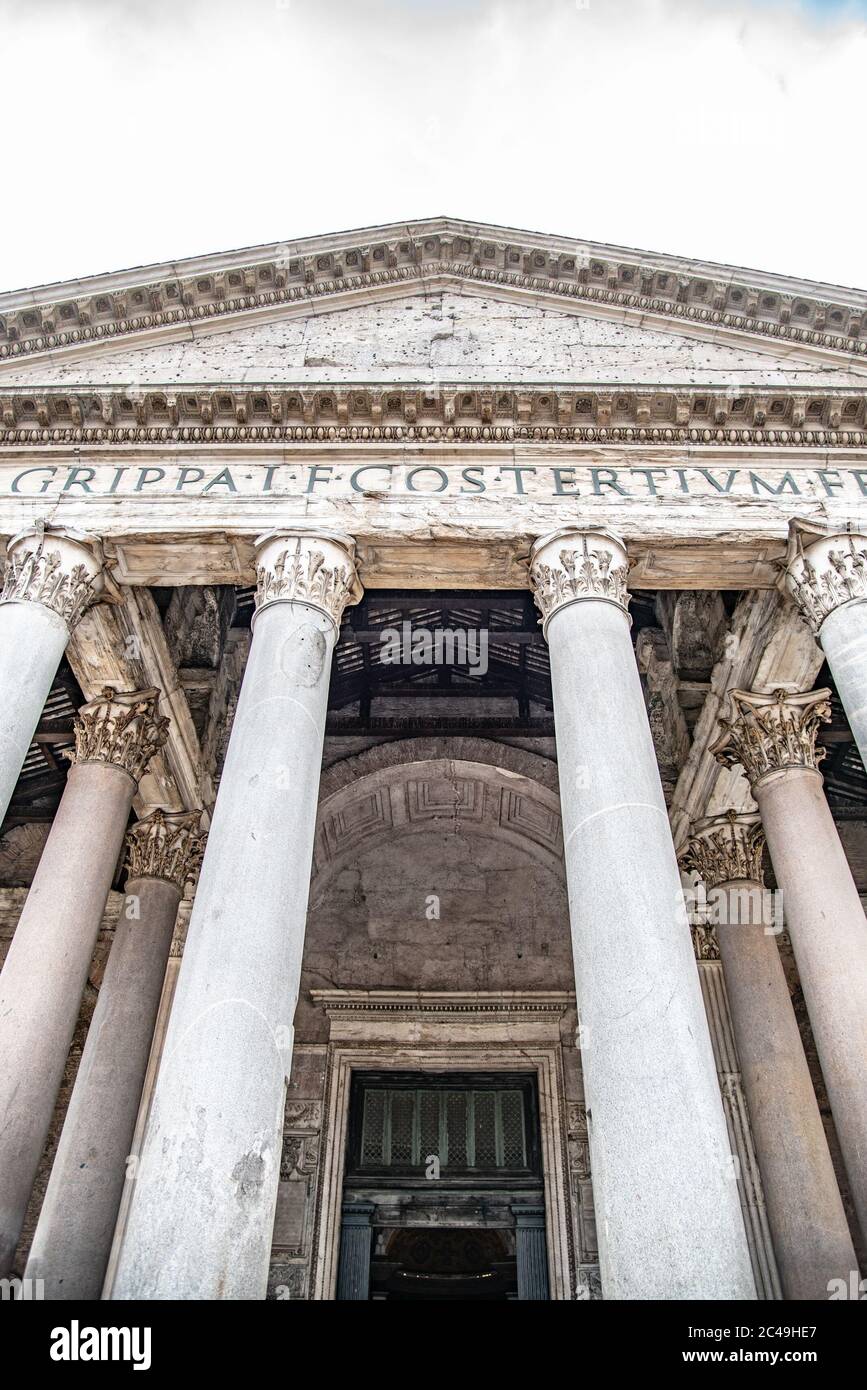 Panthéon romain - vue détaillée du bas de l'avant avec colonnes et tympan. Rome, Italie. Banque D'Images