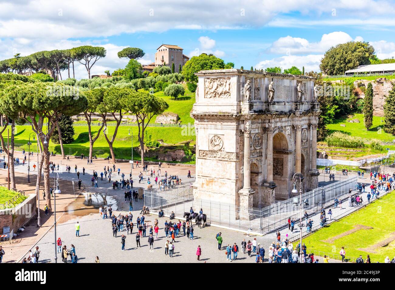 ROME, ITALIE - 6 MAI 2019 : arc de Constantin et Mont Palatin. Vue depuis le Colisée. Rome Italie Banque D'Images