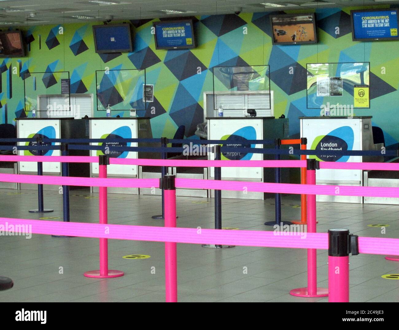 L'aéroport de Londres Southend a rendu son terminal Covid-19 sécurisé en juin 2020 en plaçant des écrans en verre Perspex à la zone d'enregistrement de la dépose des bagages Banque D'Images