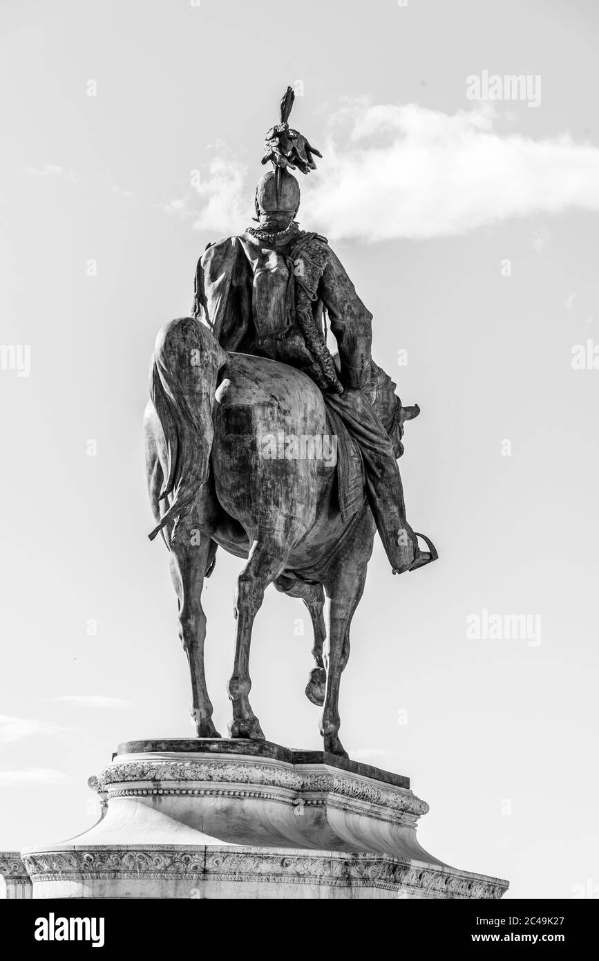 Statue équestre de Vittorio Emanuele II - Monument Vittoriano ou Altare della Patria. Rome, Italie. Image en noir et blanc. Banque D'Images