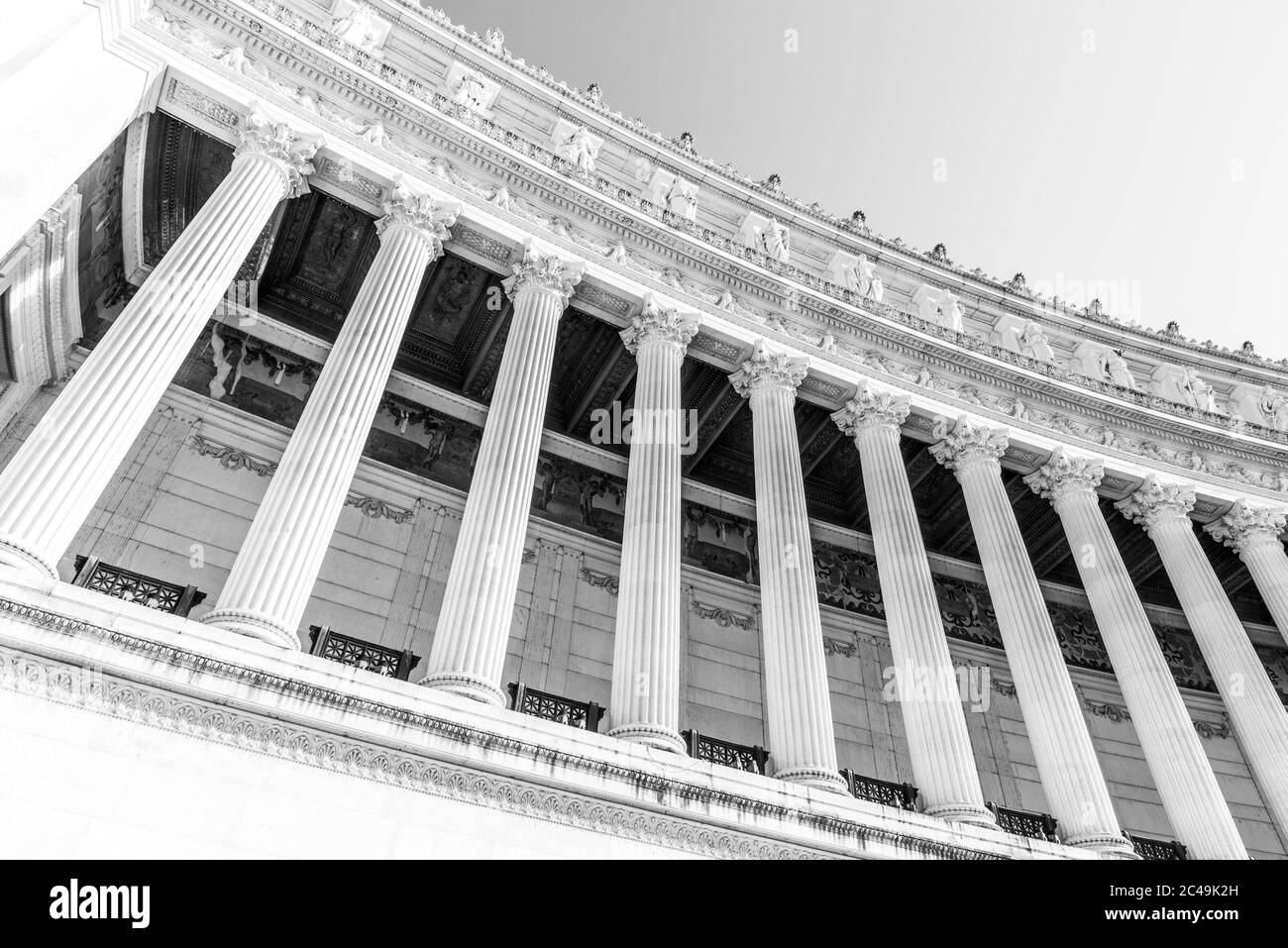 Détail architectural des colonnes du monument Vittorio Emanuele II, alias Vittoriano ou Altare della Patria. Rome, Italie. Image en noir et blanc. Banque D'Images