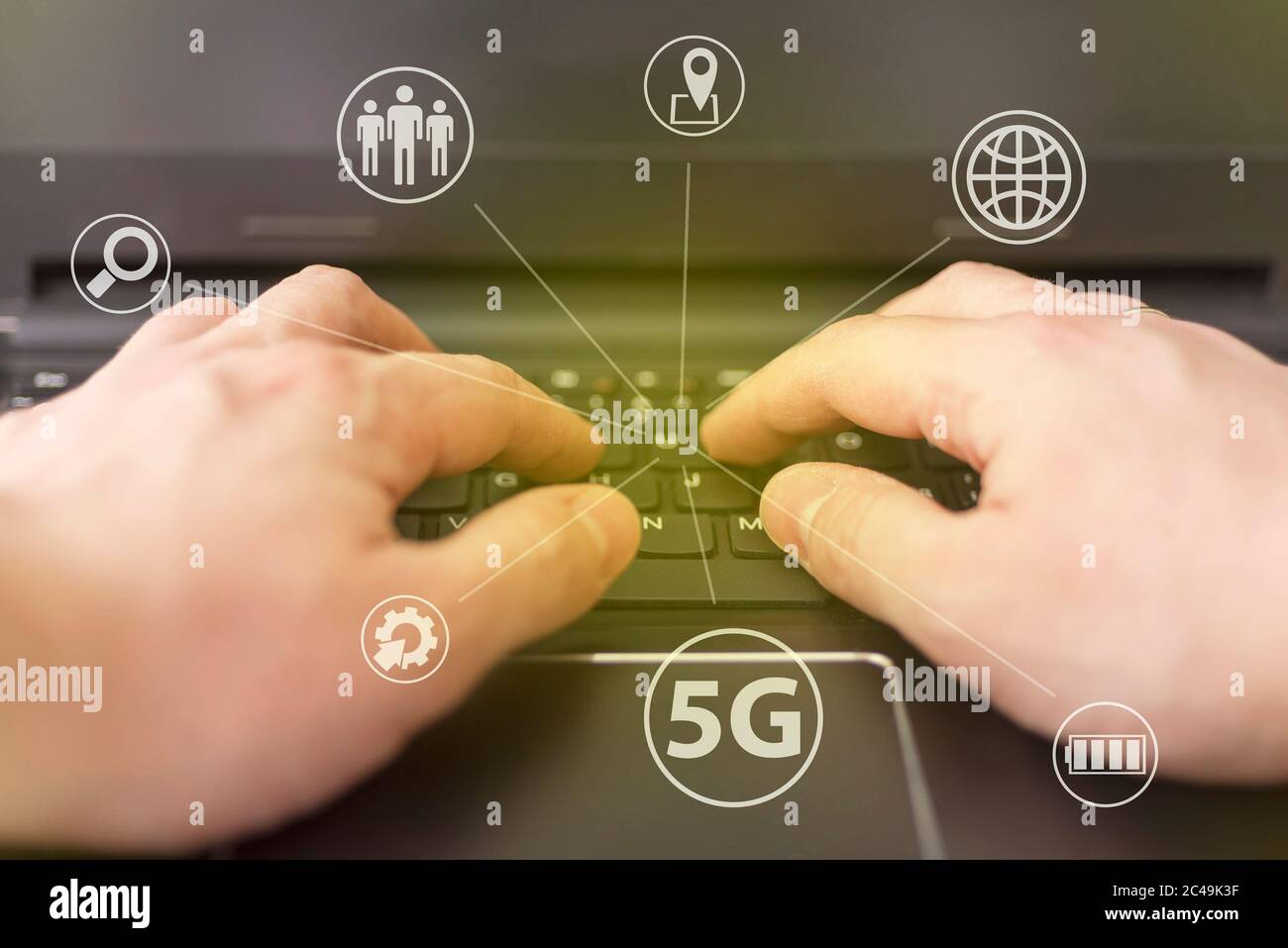 La technologie d'entreprise de télécommunications 5G est un concept de réseau basé sur le Web. Technologie Internet LTE. Mains sur le clavier de l'ordinateur portable. Banque D'Images