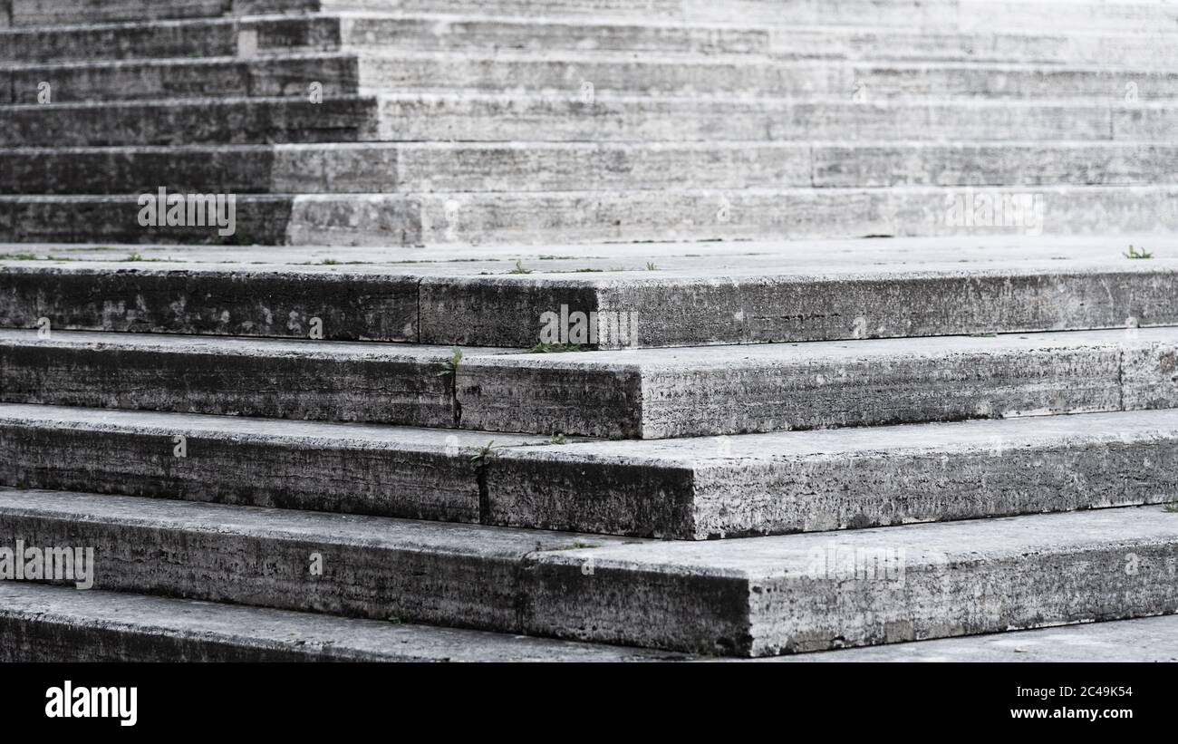 Grand escalier en pierre. Thème abstrait. Image en noir et blanc. Banque D'Images