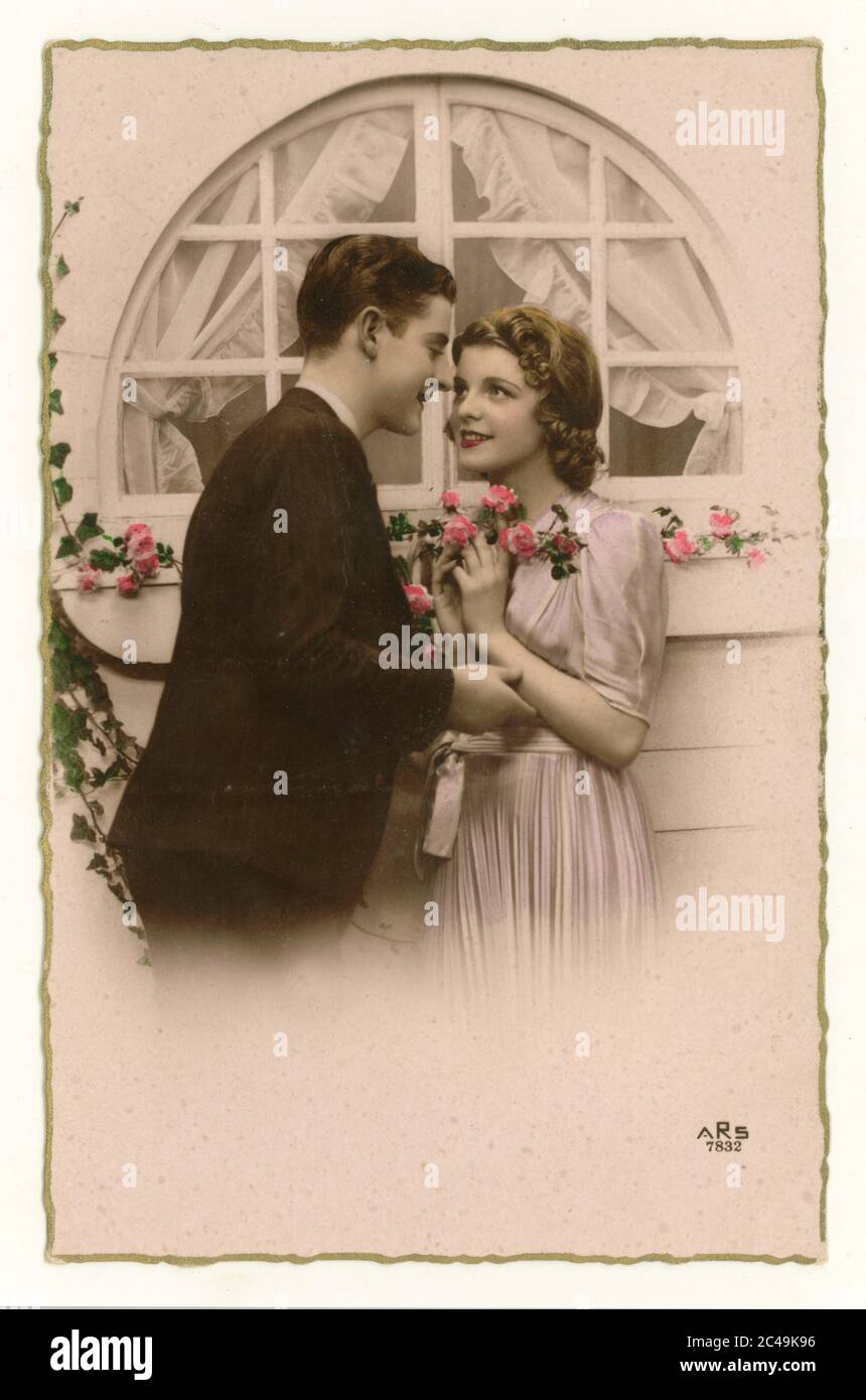 Carte de voeux teintée sentimentale française du début des années 60 pour les jeunes amoureux, jeunes couples ensemble, embrassant, vers 1962, France Banque D'Images