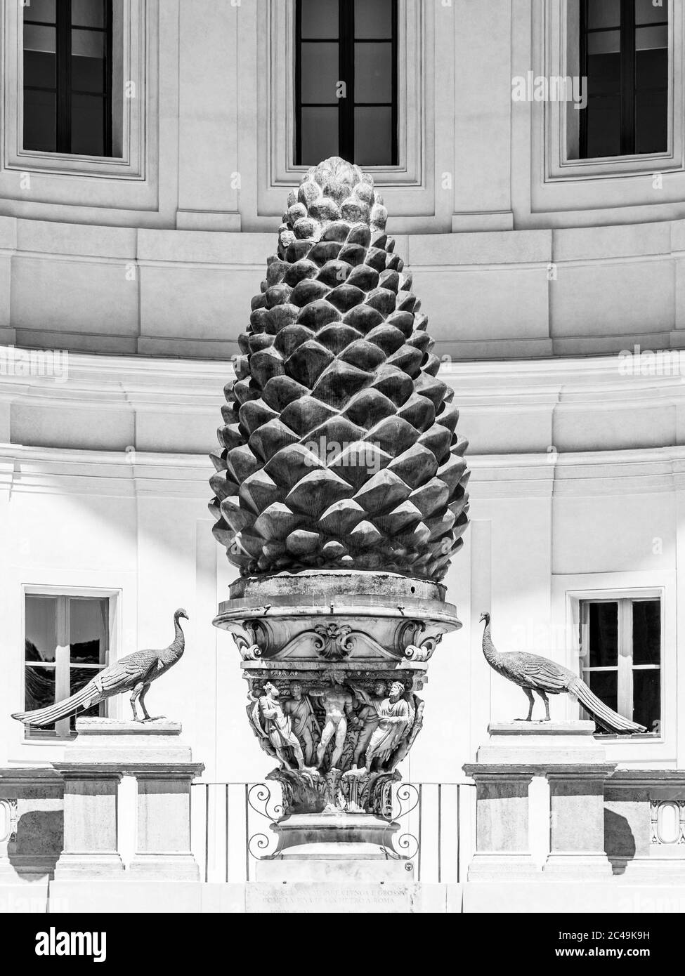 Bronze Pine Cone, italien : Fontana della Pigna, à la cour de la Pigna du Vatican Musées, Cité du Vatican. Image en noir et blanc. Banque D'Images