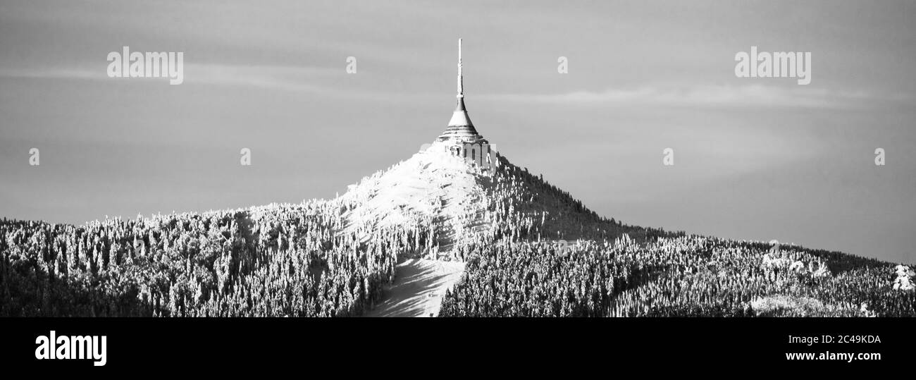 Montagne de Jested et station de ski de Jested à l'heure du lever du soleil le matin. Ciel clair et ambiance hivernale. Liberec, République tchèque. Image en noir et blanc. Banque D'Images