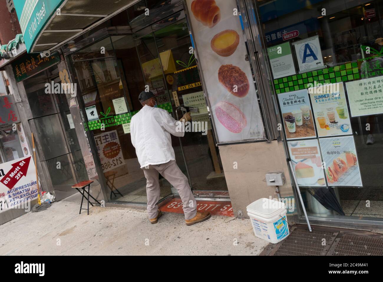 New York, New York, États-Unis. 18 juin 2020. Lavage des fenêtres à la boulangerie Fay Da sur la rue Mott dans Chinatown.18 juin 2020. Crédit : John Marshall Mantel/ZUMA Wire/Alay Live News Banque D'Images