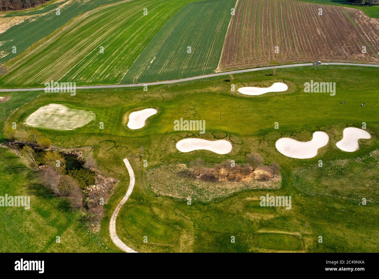 Parcours de golf avec bunkers, fairway et green à côté des terres agricoles, Golf Parc signal de Bougy, Bougy-Villars, Suisse Banque D'Images