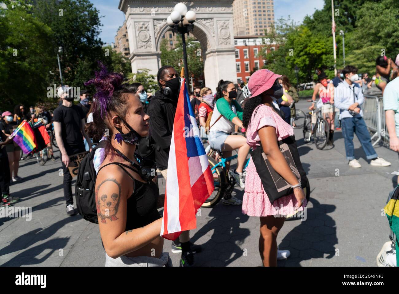 New York, New York, États-Unis. 16 juin 2020. Une femme dont le crâne est tatouage au bras porte un drapeau portoricain lors d'une manifestation contre la brutalité policière dans le parc de Washington Square.16 juin 2020, New York. Crédit : John Marshall Mantel/ZUMA Wire/Alay Live News Banque D'Images
