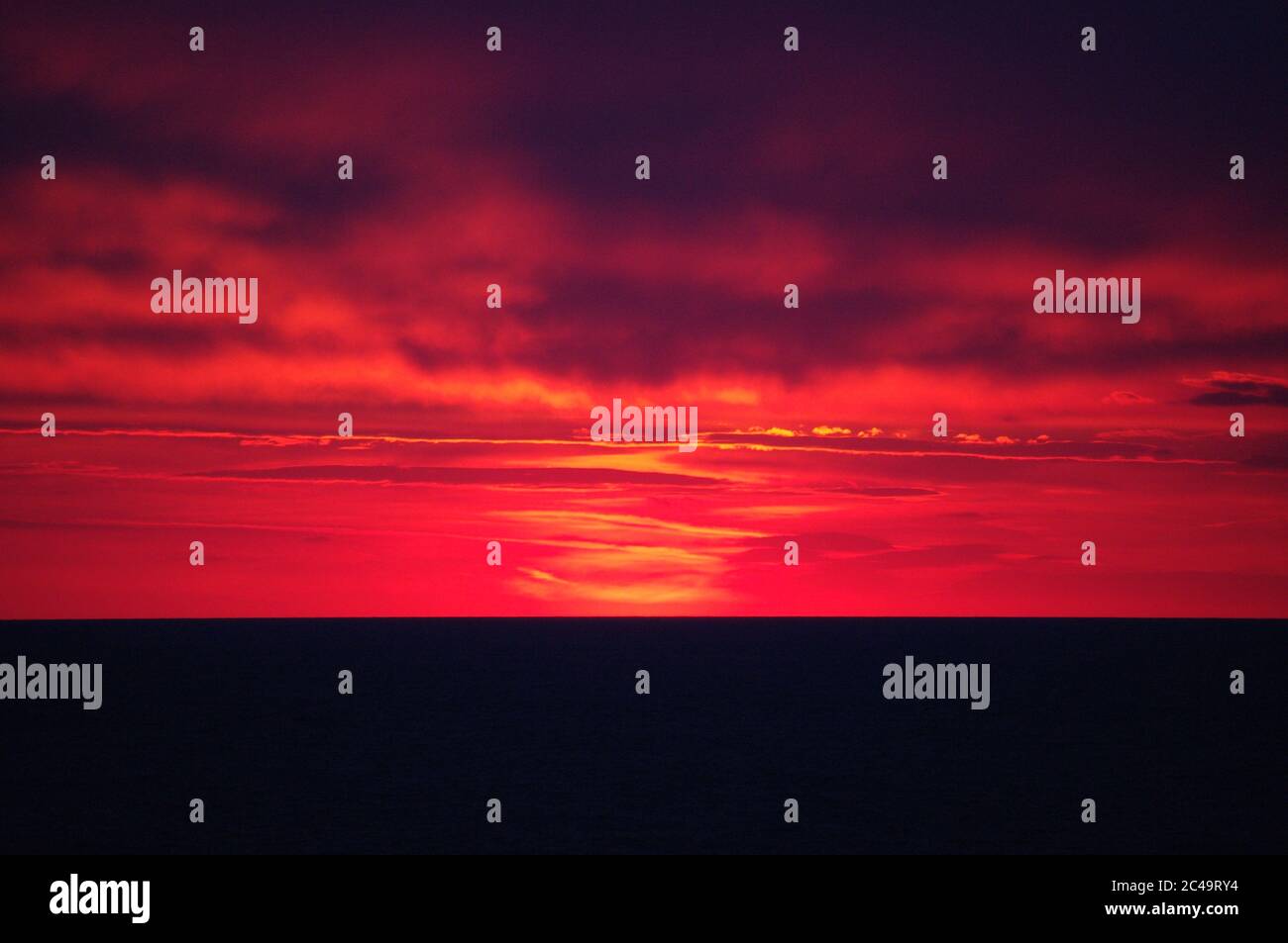 Séquence d'images d'un coucher de soleil, séquence d'images d'un coucher de soleil sur la mer, série d'images de coucher de soleil cramoisi sur la mer, coucher de soleil cramoisi sur le Clo pourpre de mer Banque D'Images