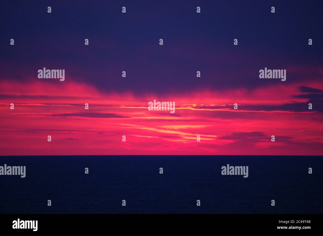 Séquence d'images d'un coucher de soleil, séquence d'images d'un coucher de soleil sur la mer, série d'images de coucher de soleil cramoisi sur la mer, coucher de soleil cramoisi sur le Clo pourpre de mer Banque D'Images
