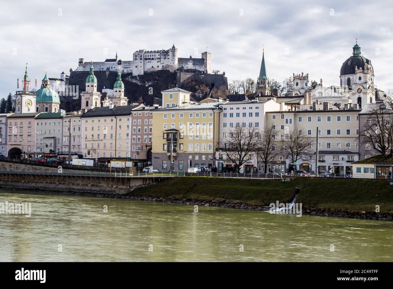 Salzbourg, Autriche - 5 mars 2017 : vue sur la rivière Salzach avec la Collégiale et la forteresse de Hohensalzburg en arrière-plan Banque D'Images