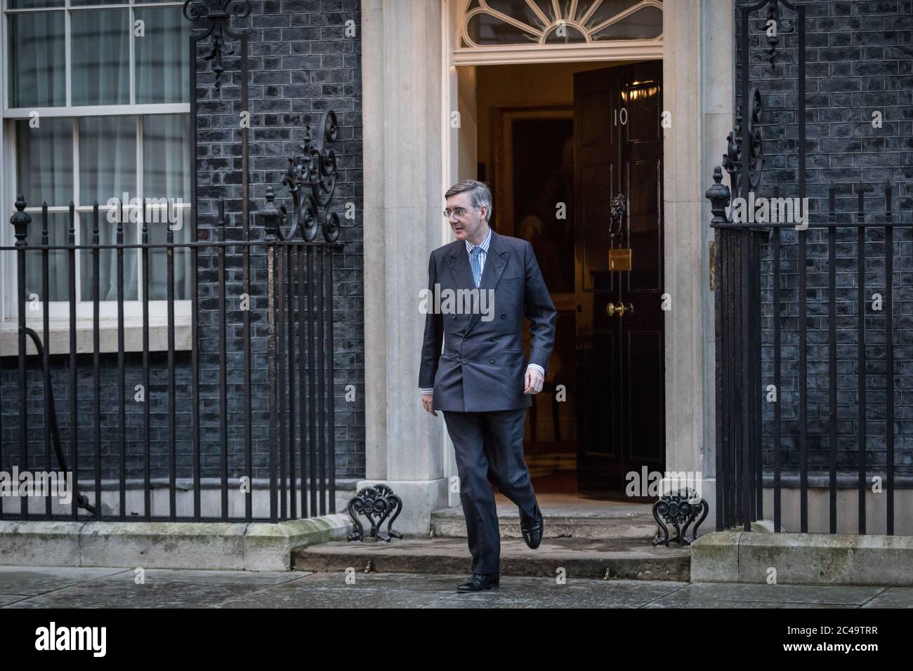 Jacob Rees-Mogg, député, leader de la Chambre des communes, quitte le 10 Downing Street, Londres Banque D'Images