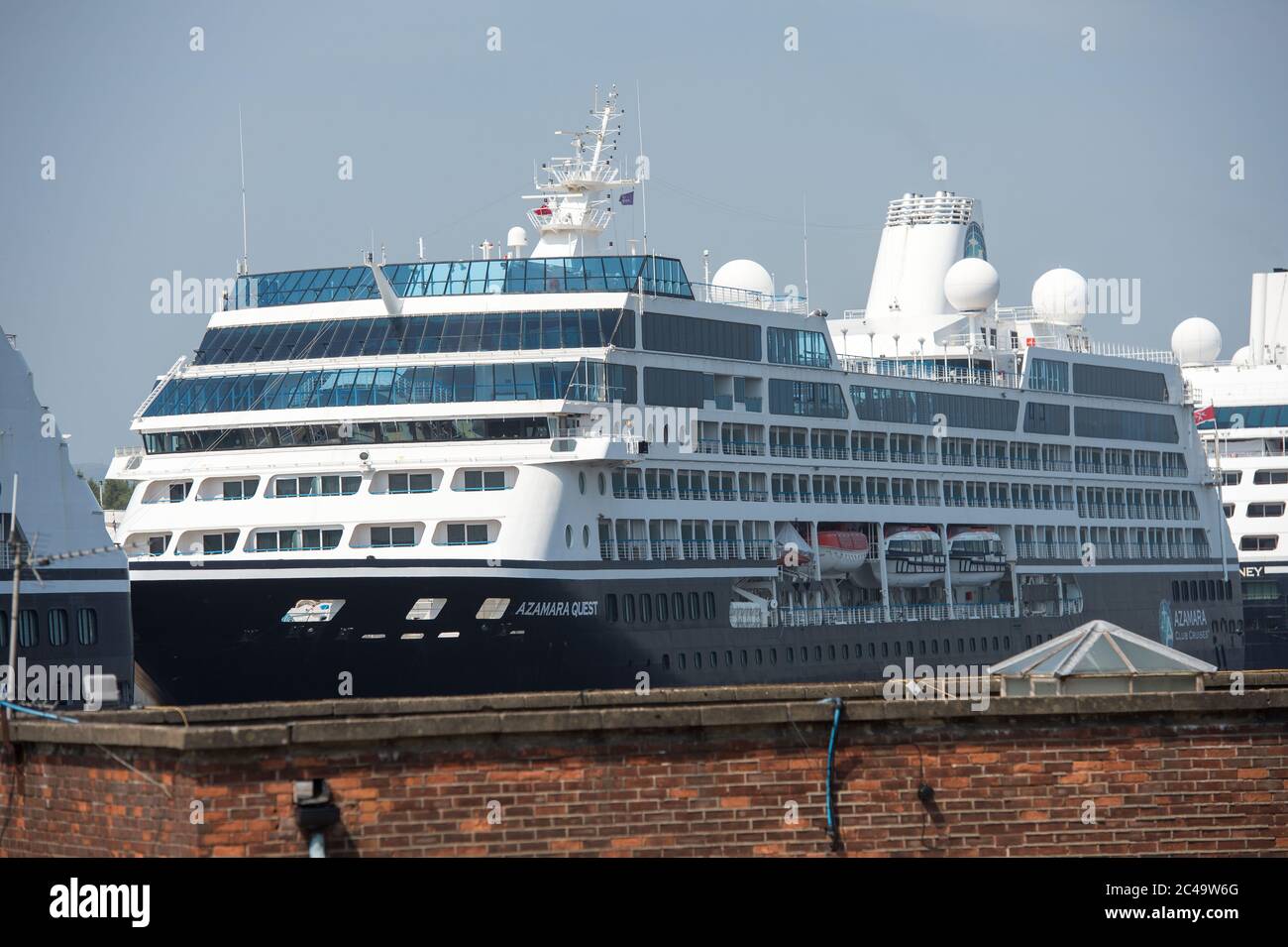 Glasgow, Royaume-Uni. 25 juin 2020. Photo: Azamara Quest bateau de croisière vu derrière l'escrime de sécurité, amarré dans le quai du Roi George V près de Shieldhall à Glasgow. En raison de la crise du coronavirus (COVID19), les navires de croisière ont amarré à Glasgow. Crédit : Colin Fisher/Alay Live News Banque D'Images