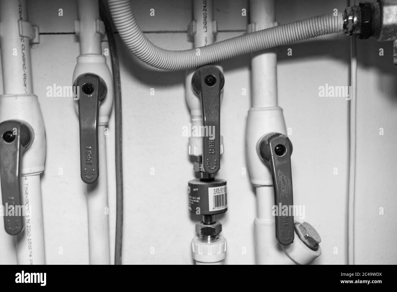 Système de chauffage central. Tuyaux de chauffage central. Bucarest, Roumanie, 2020 Banque D'Images