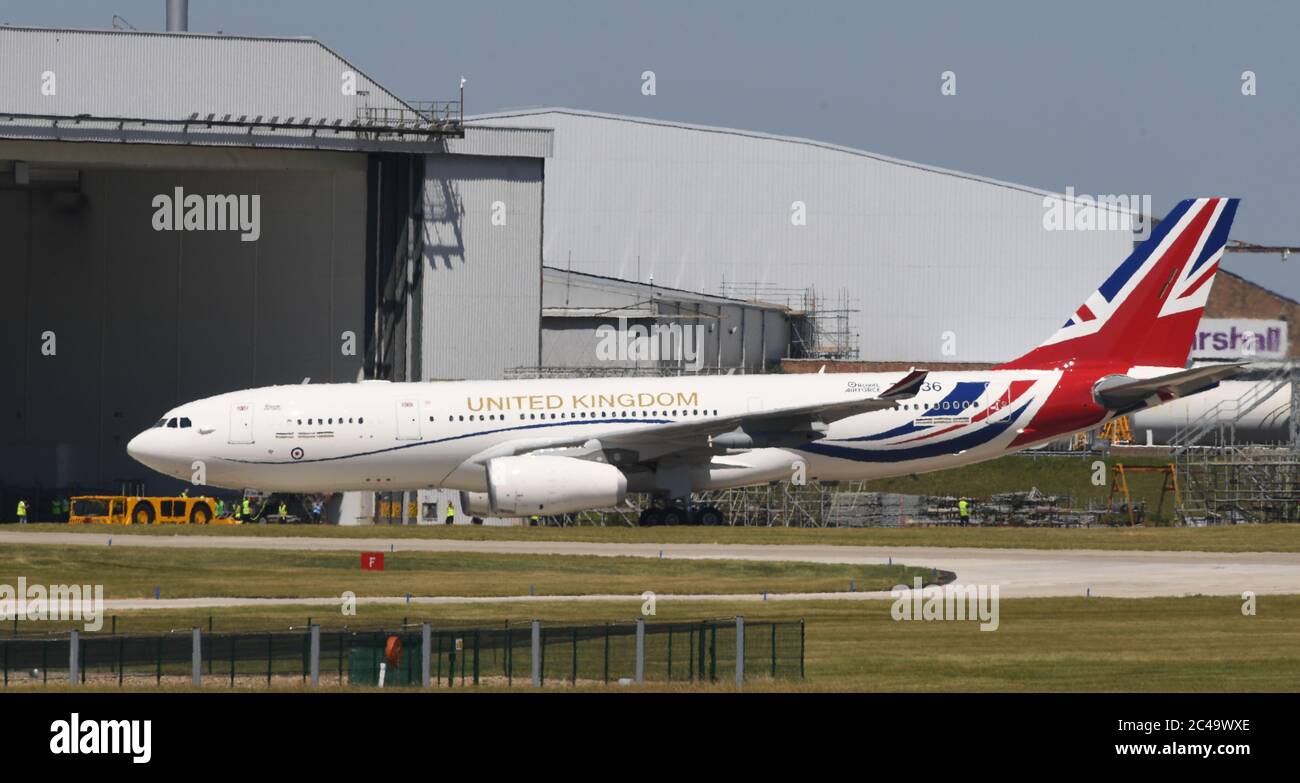 L'avion RAF Voyager utilisé par le Premier ministre et la famille royale émerge d'un hangar à l'aéroport de Cambridge où il a été repeint dans les couleurs du drapeau de l'Union pour un coût de près de 1 million de livres sterling. Banque D'Images