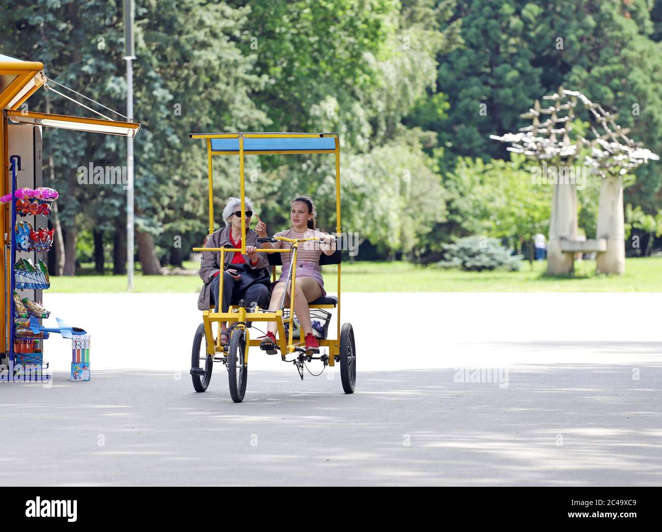 Grand Mere Et Petite Fille A Bord D Un Pousse Pousse Dans Le Parc Sud De Sofia Bulgarie Le 22 Juin Grand Mere Et Enfant Dans Le Parc Photo Stock Alamy