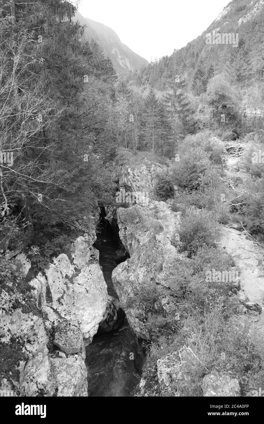 Vue de dessus d'un canyon de montagne. Photo noir et blanc Banque D'Images