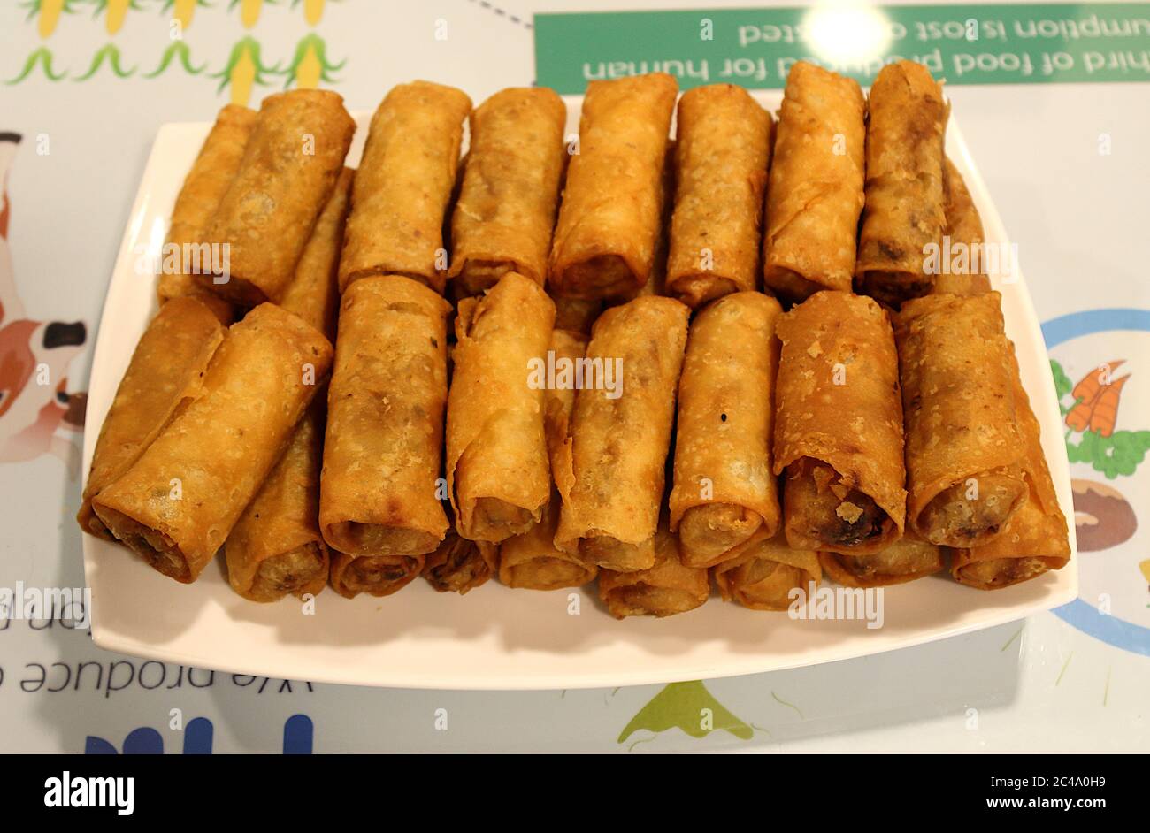 Rouleaux de printemps de légumes servis lors d'une fête Banque D'Images