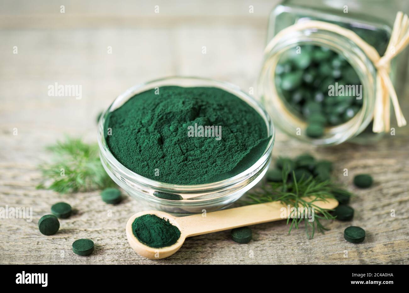 Comprimés de spiruline et poudre dans des bols Banque D'Images