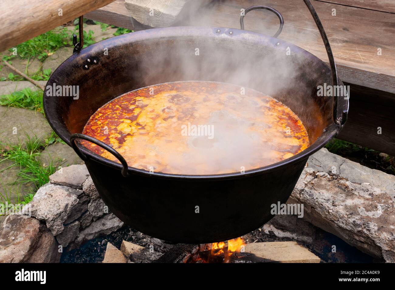 soupe traditionnelle hongroise de goulash. plat de cuisson au feu ouvert dans un chaudron. concept de préparation de nourriture saine en plein air. cuisine européenne populaire Banque D'Images