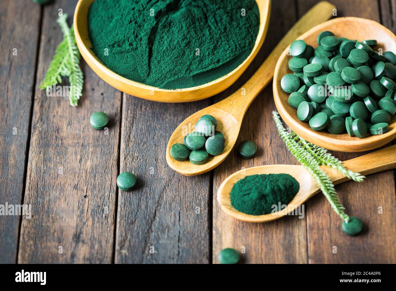 Comprimés de spiruline et poudre dans des bols Banque D'Images
