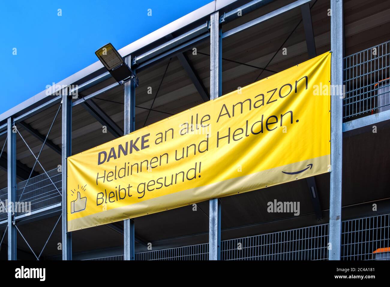 Bad Hersfeld, Allemagne, 22.06.2020: Transparent sur une façade Amanzon avec texte: Danke an alle Amazon Heldinnen und Helden. Bleibt gesund! (engl: Merci Banque D'Images