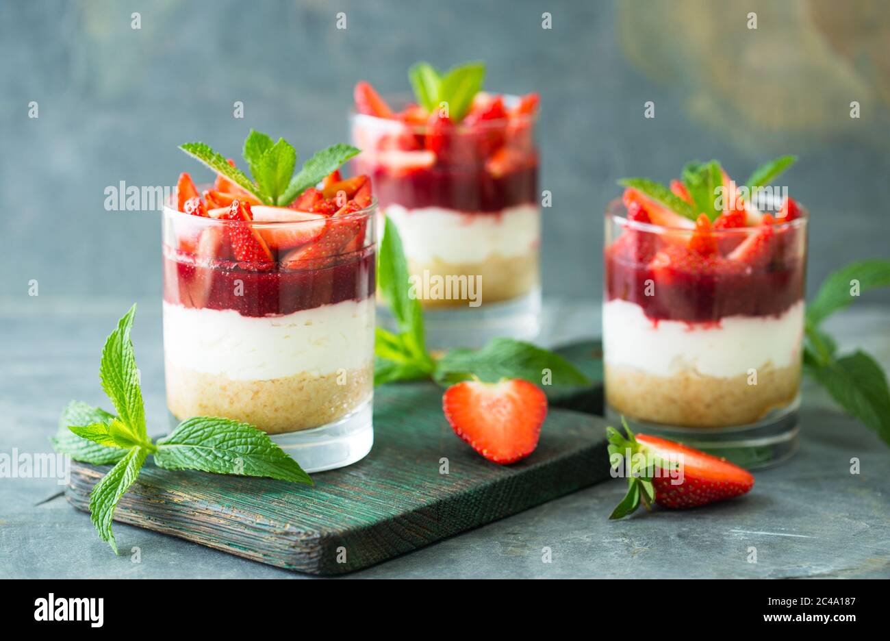 Dessert aux fraises - Cheesecake au verre Photo Stock - Alamy