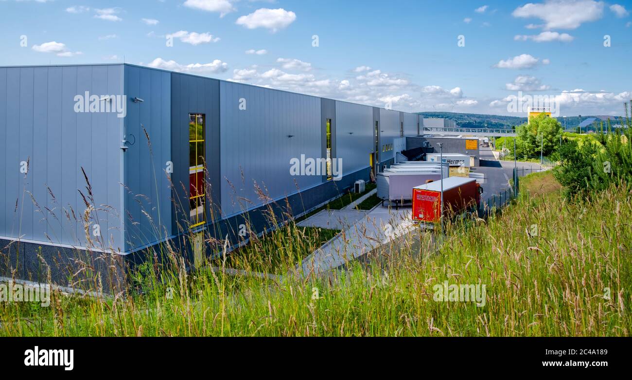 Bad Hersfeld, Allemagne, 22.06.2020 : le bâtiment de l'entrepôt et du centre de distribution Amazon gère les achats en ligne, le commerce de détail Internet et le développement technologique Banque D'Images