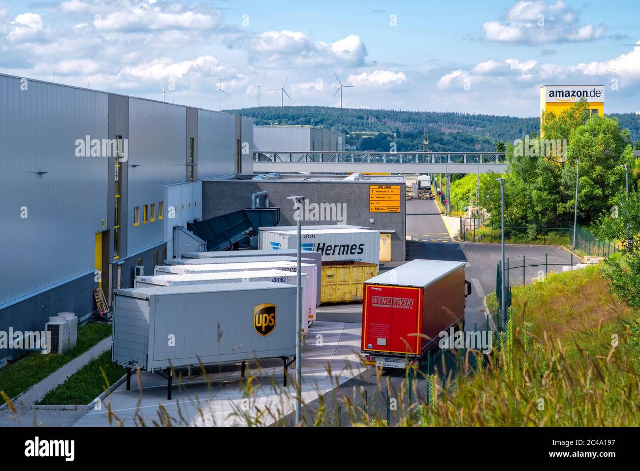 Bad Hersfeld, Allemagne, 22.06.2020 : le bâtiment de l'entrepôt et du centre de distribution Amazon gère les achats en ligne, le commerce de détail Internet et le développement technologique Banque D'Images