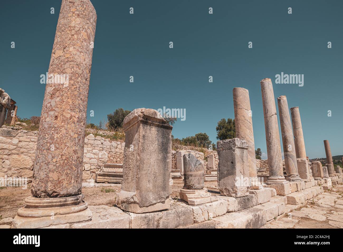 Patara (Pttra). Ruines de l'ancienne ville lycienne Patara. Amphi-théâtre et la salle de réunion de Lycia public. Patara était à la Ligue Lycia (Lycienne)' Banque D'Images