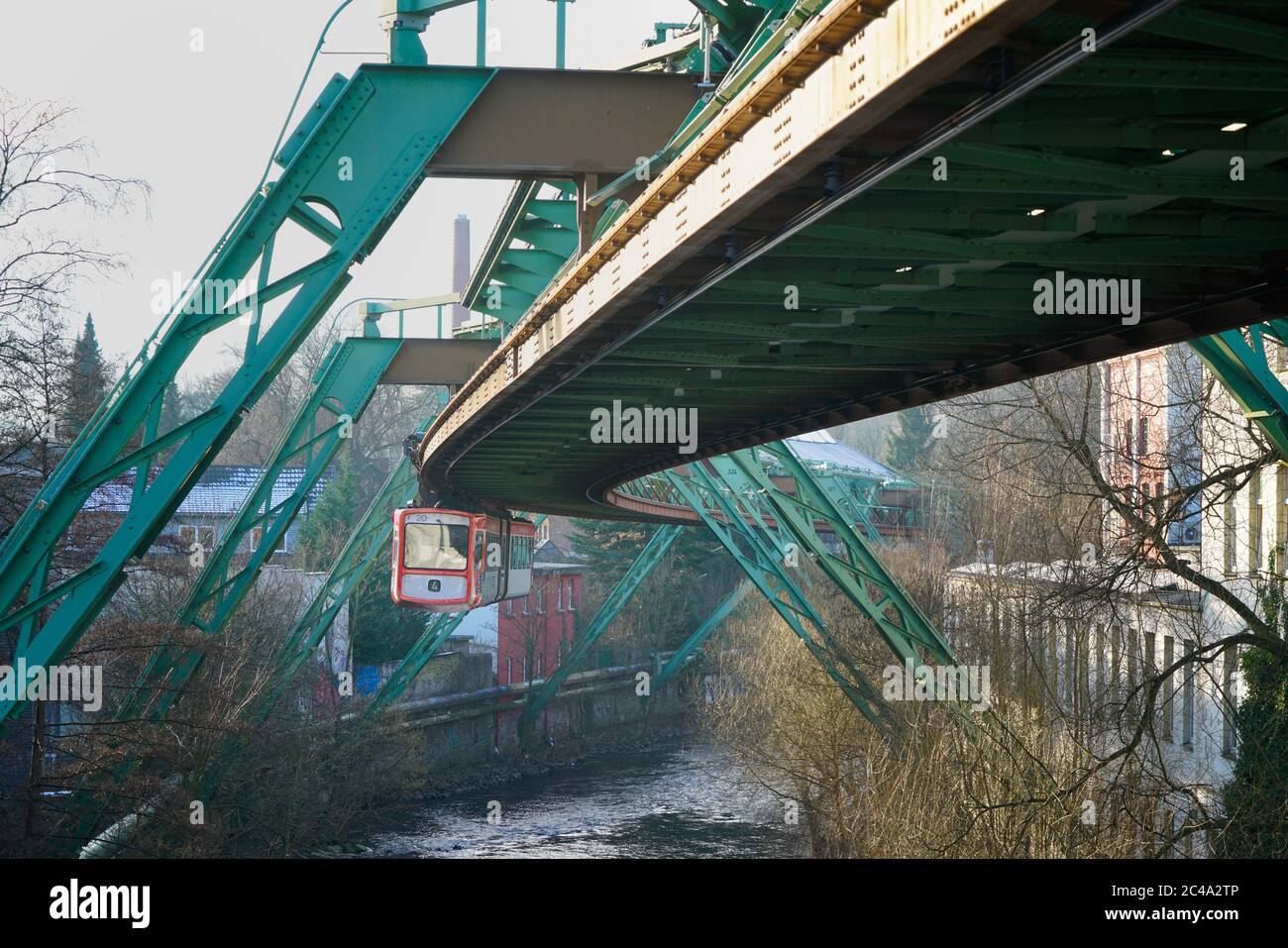 Un train de Wuppertal suspension Railway survole la rivière. Ce système est unique au monde. Banque D'Images