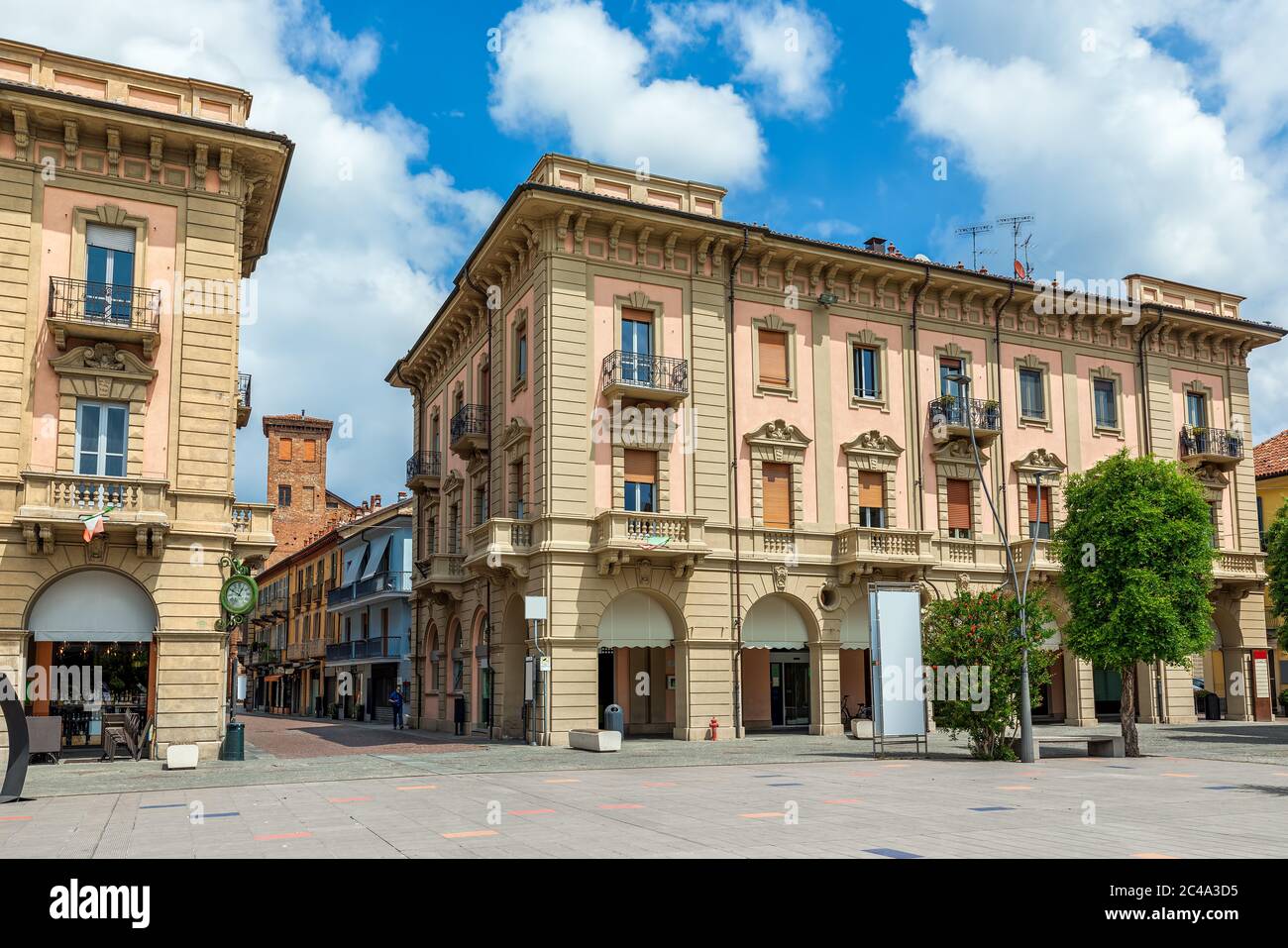 Maisons typiques sur une petite place dans la vieille ville d'Alba dans le Piémont, en Italie du Nord. Banque D'Images