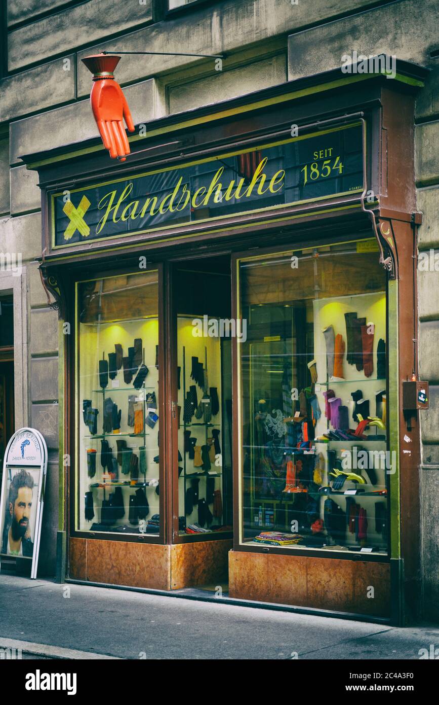 Cette boutique vend des gants depuis 1854 à Vienne. Je suppose que le front est inchangé depuis les années 50 du siècle dernier. Banque D'Images